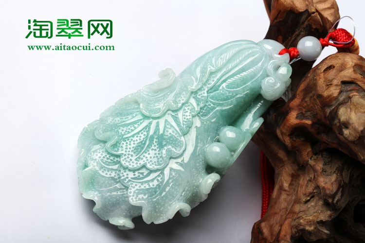 翡翠揭秘：翡翠手把件的价格行情及保养方法