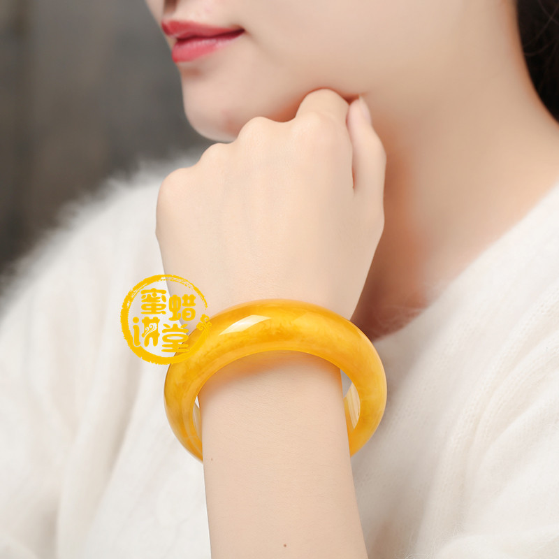 为什么美丽的女人都喜欢手镯呢？特别是蜜蜡手镯！