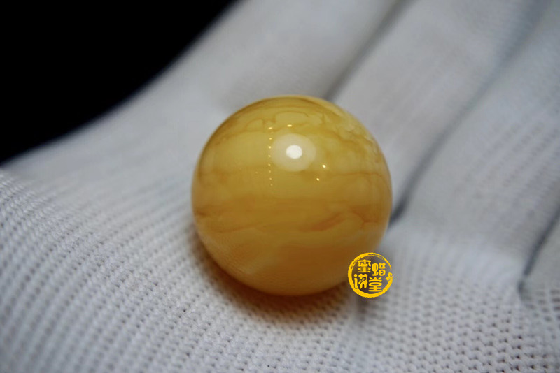 蜜蜡的搅动纹路与塑料的有何不同？
