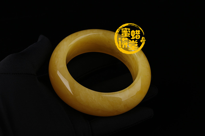 怎么挑选天然的蜜蜡手镯？有什么窍门？
