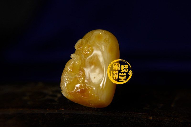 蜜蜡金鱼的雕件适合所有人佩戴吗？