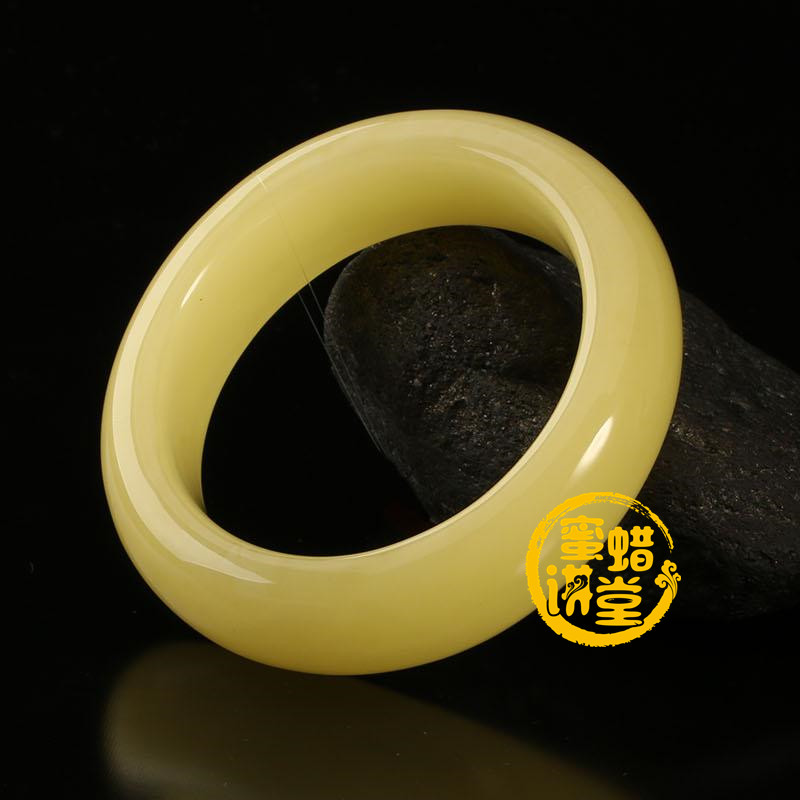 跟着小编来看看贵妃镯的由来，保证让你涨见识！还有蜜蜡贵妃镯的图片哦！
