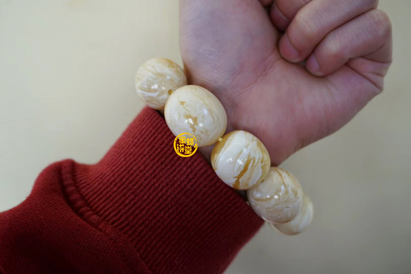 给男士挑选蜜蜡手串，什么样的比较好？