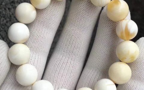 为什么白蜜蜡手串即使包浆很厚还会有香味？