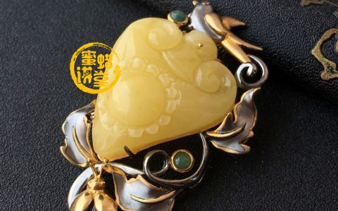 来看看你适合佩戴什么的蜜蜡胸针呢？可千万别闹笑话