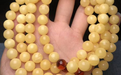 蜜蜡俄料好还是乌料好？为什么俄料比乌料贵？