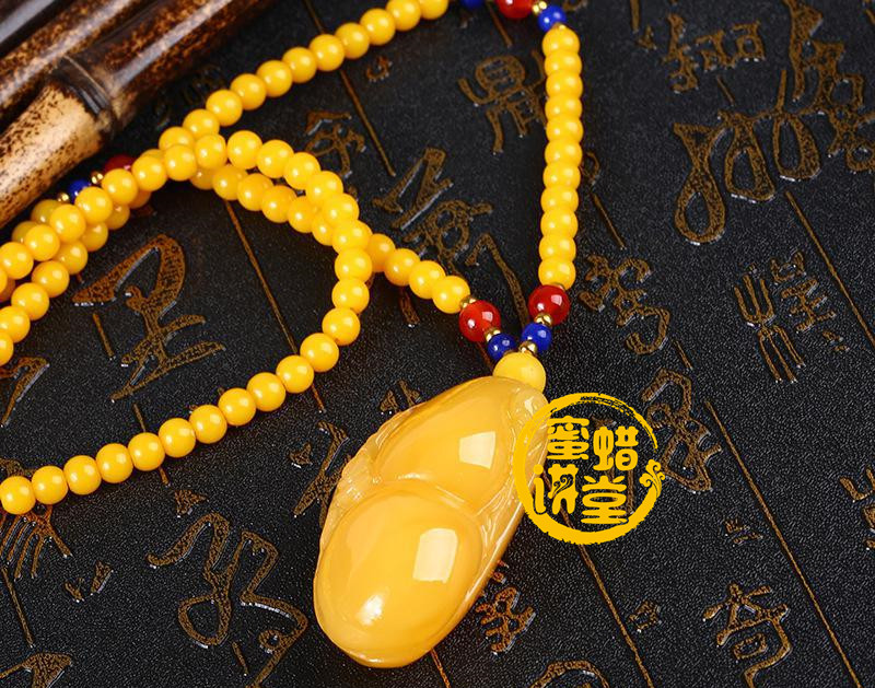 文玩市场上样式各异的蜜蜡吊坠的挂绳，究竟应该怎么搭配和选择？
