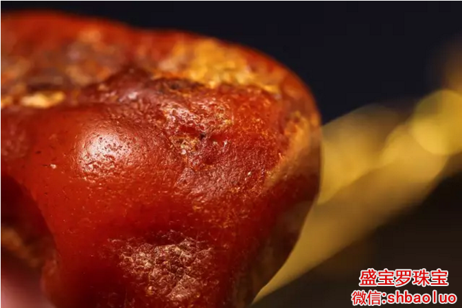 带皮蜜蜡原石多少钱一克,蜜蜡原石有这几种皮超值钱!