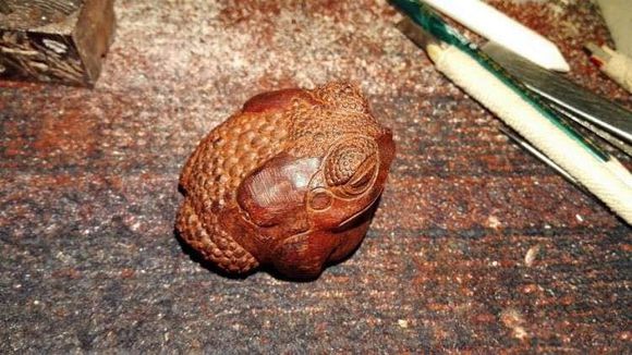 新年发发发:紫檀手把件纳财蟾蜍制作教程 新年发发发:紫檀手把件纳财蟾蜍制作教程 文玩天下 第7张 新年发发发:紫檀手把件纳财蟾蜍制作教程 文玩天下 第7张