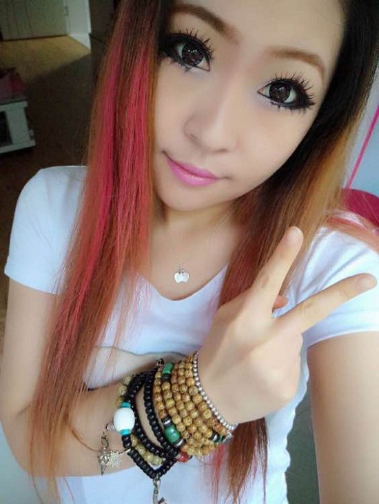 大眼睛美女:吃美食也不忘晒文玩 大眼睛美女:吃美食也不忘晒文玩 文玩天下 第1张 大眼睛美女:吃美食也不忘晒文玩 文玩天下 第1张