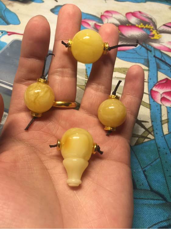 富二代玩法:蜜蜡配耶蒂今日定妆效果杠杠滴 富二代玩法:蜜蜡配耶蒂今日定妆 效果杠杠滴 文玩天下 第8张 富二代玩法:蜜蜡配耶蒂今日定妆 效果杠杠滴 文玩天下 第8张