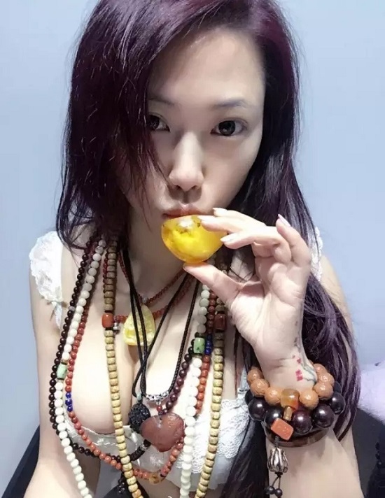 美女盘玩手串的各种知识,动作太销魂 美女盘玩手串的各种知识,动作太销魂 文玩天下 第2张 美女盘玩手串的各种知识,动作太销魂 文玩天下 第2张