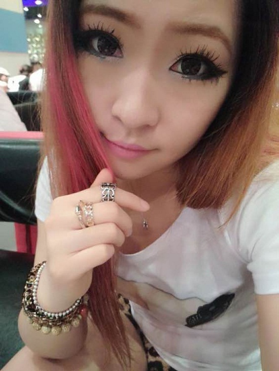 大眼睛美女:吃美食也不忘晒文玩 大眼睛美女:吃美食也不忘晒文玩 文玩天下 第2张 大眼睛美女:吃美食也不忘晒文玩 文玩天下 第2张