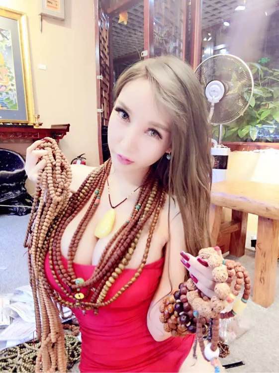 文玩店女老板也是蛮拼的大尺度出镜宣传店铺 文玩店女老板也是蛮拼的 大尺度出镜宣传店铺 文玩天下 第3张 文玩店女老板也是蛮拼的 大尺度出镜宣传店铺 文玩天下 第3张