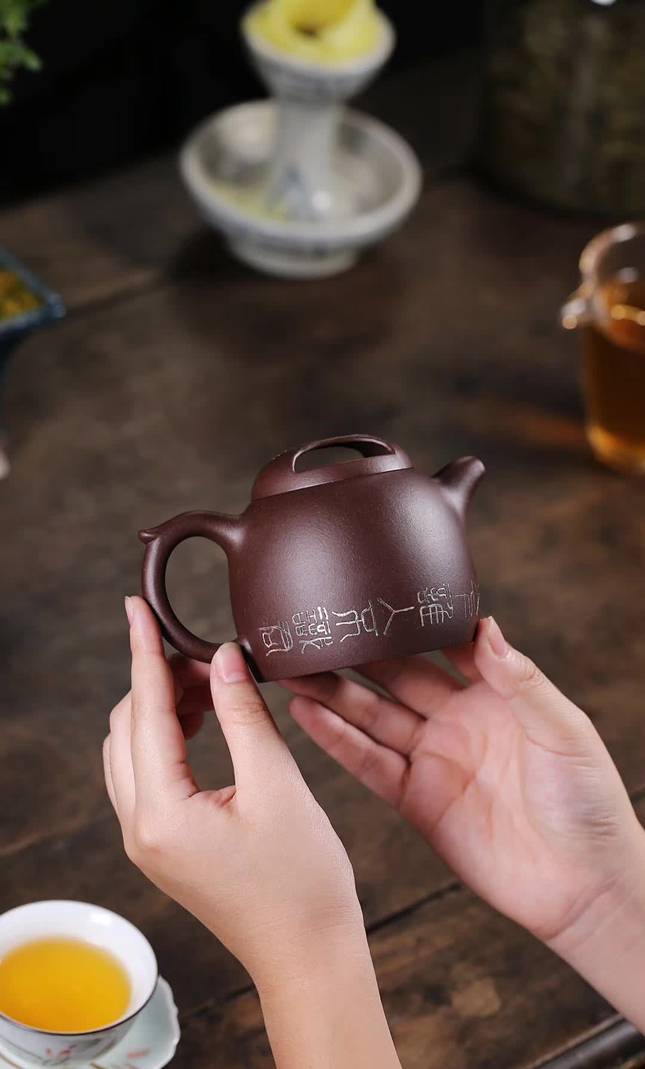 紫砂壶欣赏:260cc戚志君(实力派名家) 原矿陈腐紫泥 文玩天下 第6张 紫砂壶欣赏:260cc戚志君(实力派名家) 原矿陈腐紫泥 文玩天下 第6张
