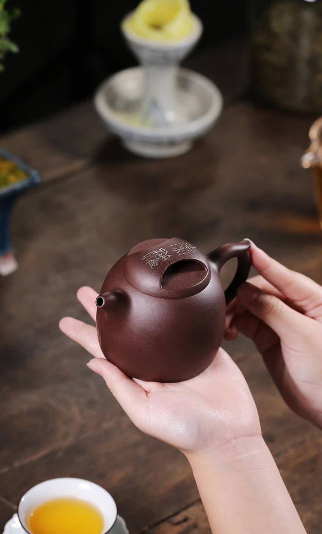紫砂壶欣赏:260cc戚志君(实力派名家) 原矿陈腐紫泥 文玩天下 第4张 紫砂壶欣赏:260cc戚志君(实力派名家) 原矿陈腐紫泥 文玩天下 第4张