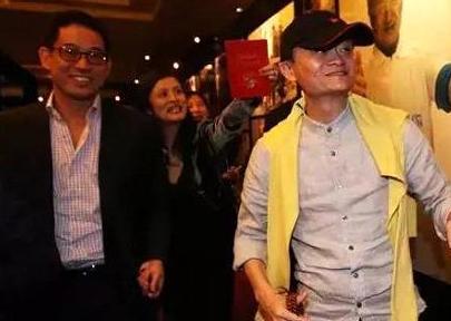 盘点娱乐圈的大咖们都戴什么手串儿 盘点娱乐圈的大咖们都戴什么手串儿 文玩天下 第5张 盘点娱乐圈的大咖们都戴什么手串儿 文玩天下 第5张