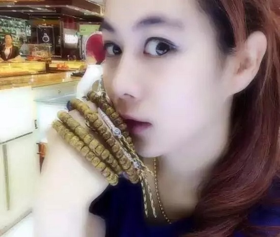 美女盘玩手串的各种知识,动作太销魂 美女盘玩手串的各种知识,动作太销魂 文玩天下 第4张 美女盘玩手串的各种知识,动作太销魂 文玩天下 第4张
