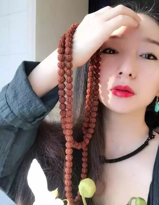 美女盘玩手串的各种知识,动作太销魂 美女盘玩手串的各种知识,动作太销魂 文玩天下 第6张 美女盘玩手串的各种知识,动作太销魂 文玩天下 第6张