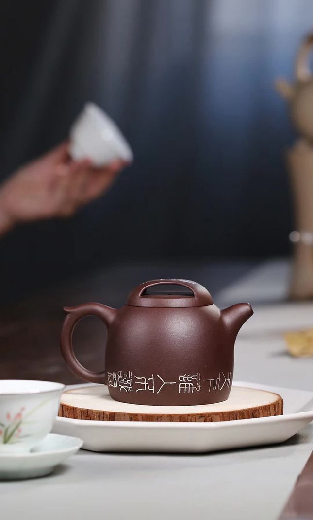 紫砂壶欣赏:260cc戚志君(实力派名家) 原矿陈腐紫泥 文玩天下 第2张 紫砂壶欣赏:260cc戚志君(实力派名家) 原矿陈腐紫泥 文玩天下 第2张