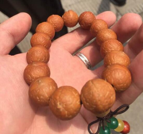 话题:天气转凉了,你们冬天选择盘什么串呢? 话题:天气转凉了,你们冬天选择盘什么串呢? 文玩天下 第1张 话题:天气转凉了,你们冬天选择盘什么串呢? 文玩天下 第1张