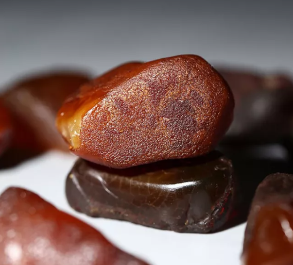 蜜蜡如何区分俄料乌料 蜜蜡俄料和乌料的区别 蜜蜡如何区分俄料乌料 蜜蜡俄料和乌料的区别