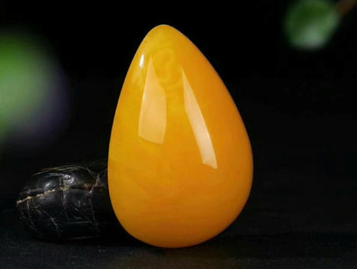 蜜蜡天然和合成的区别 怎么区别 蜜蜡天然和合成的区别 怎么区别