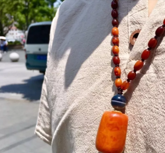 男士戴蜜蜡做个什么吊坠 就这几种可别戴错 男士戴蜜蜡做个什么吊坠 就这几种可别戴错
