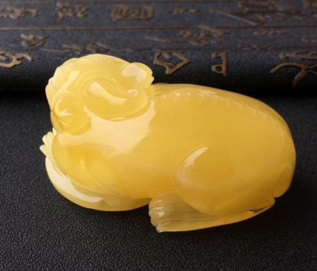 蜜蜡吊坠的寓意 蜜蜡吊坠寓意解析 蜜蜡吊坠的寓意 蜜蜡吊坠寓意解析