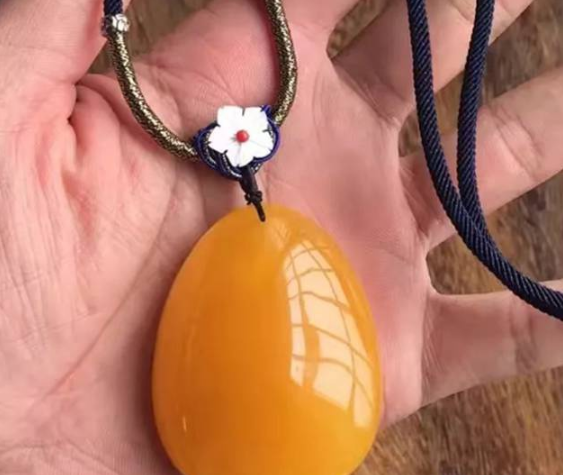 鸡油黄蜜蜡包浆后是什么颜色 蜜蜡变色过程 鸡油黄蜜蜡包浆后是什么颜色 蜜蜡变色过程
