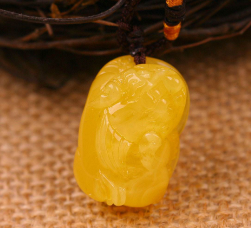 蜜蜡吊坠的寓意 蜜蜡吊坠寓意解析 蜜蜡吊坠的寓意 蜜蜡吊坠寓意解析
