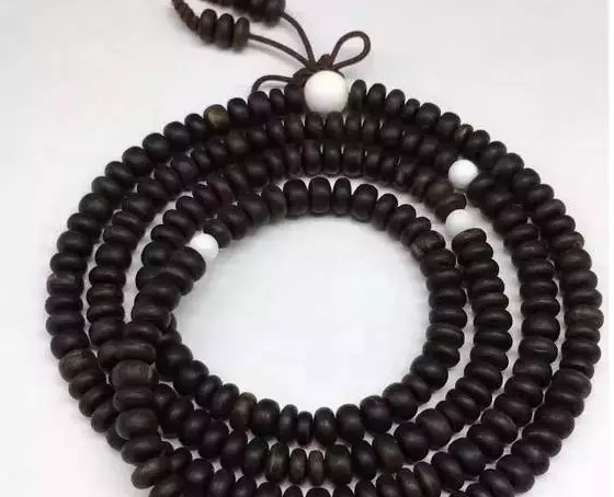 佩戴沉香手串的功效与作用 佩戴沉香手串有什么禁忌 佩戴沉香手串的功效与作用 佩戴沉香手串有什么禁忌
