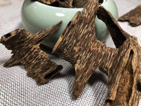 沉香泡酒的功效 沉香泡酒的好处 沉香泡酒的功效 沉香泡酒的好处