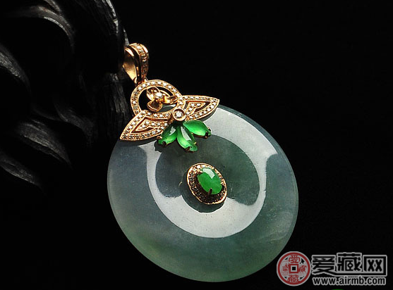翡翠与服饰如何做到合理搭配 翡翠与服饰如何做到合理搭配