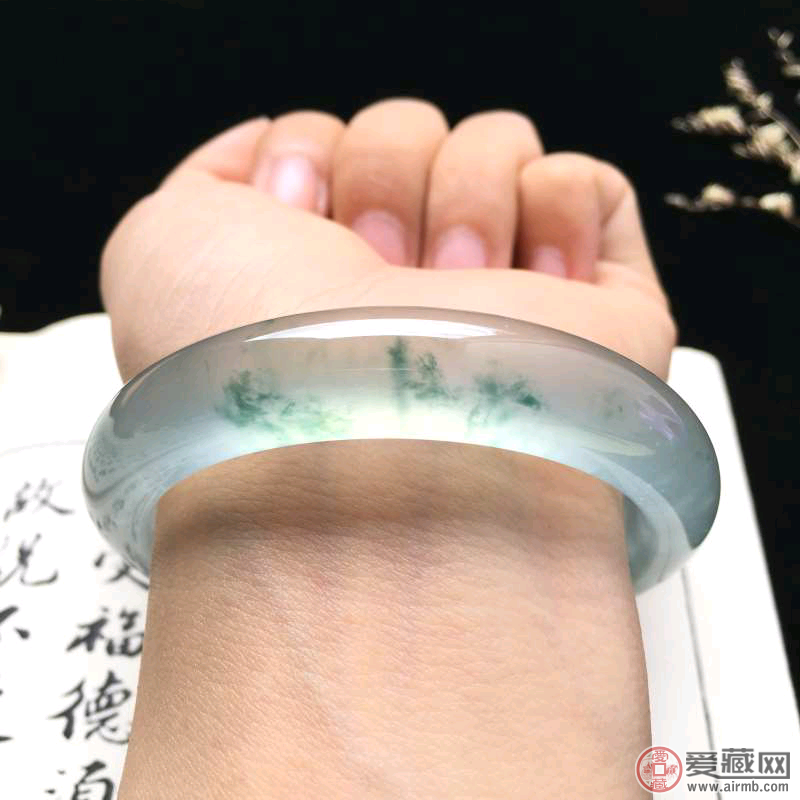 为什么出门旅游别随便试戴翡翠镯子了? 为什么出门旅游别随便试戴翡翠镯子了?