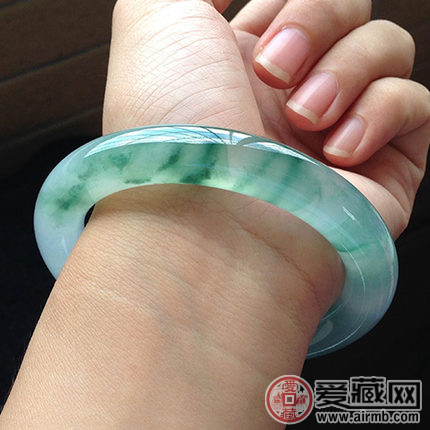 清水出芙蓉,天然去雕饰。清新脱俗的芙蓉种翡翠市场价知多少 清水出芙蓉,天然去雕饰。清新脱俗的芙蓉种翡翠市场价知多少