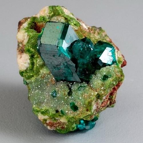 玉石和宝石的区别体现 价格有差别么 玉石和宝石的区别体现 价格有差别么