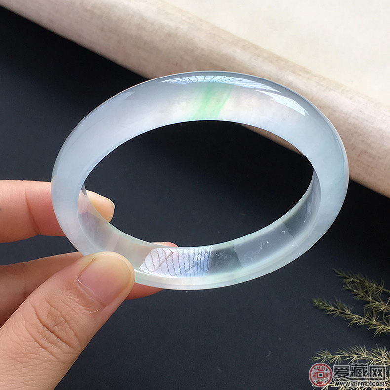 纯洁的冰种翡翠多少钱呢? 纯洁的冰种翡翠多少钱呢?