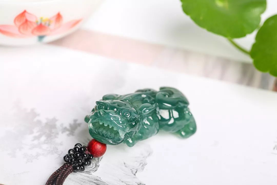 翡翠挂坠 戴翡翠挂坠有什么好处吗 翡翠挂坠 戴翡翠挂坠有什么好处吗