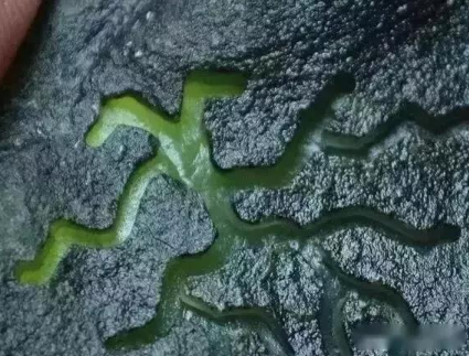 买翡翠原石开窗的好还是不开窗的好 买翡翠原石开窗的好还是不开窗的好
