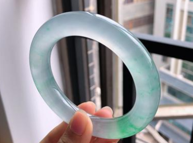 翡翠手镯带哪只手 翡翠手镯的佩戴方法 翡翠手镯带哪只手 翡翠手镯的佩戴方法