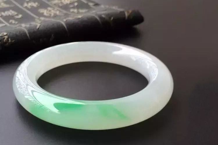 昆仑玉手镯的价格大概是多少 如何鉴别真伪 昆仑玉手镯的价格大概是多少 如何鉴别真伪