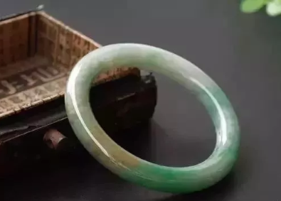 如何保养翡翠手镯 翡翠手镯保养最好方法 如何保养翡翠手镯 翡翠手镯保养最好方法