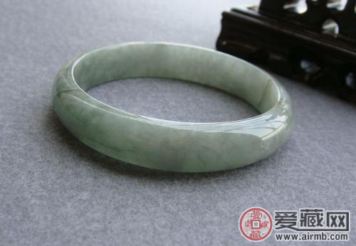 豆种翡翠手镯价格是怎么样的呢? 豆种翡翠手镯价格是怎么样的呢?
