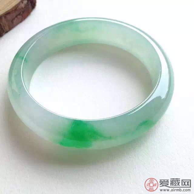 如何快速选择翡翠手镯? 如何快速选择翡翠手镯?