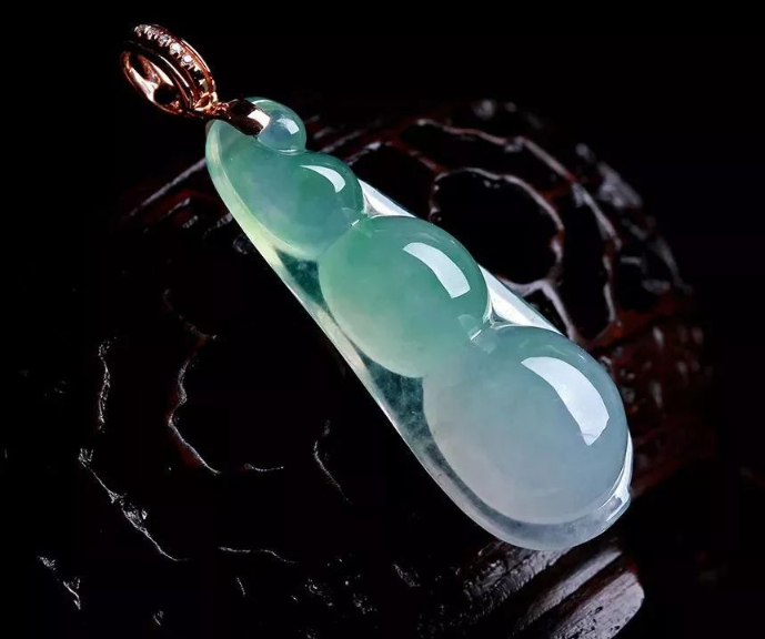 水晶和翡翠的区别 水晶和翡翠哪个贵 水晶和翡翠的区别 水晶和翡翠哪个贵