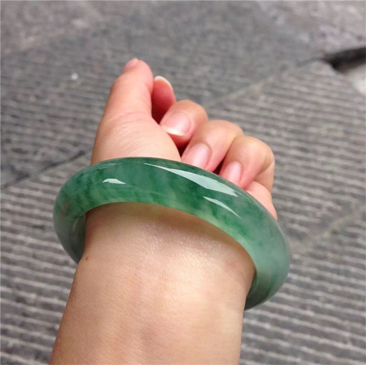 怎样鉴别玉镯是不是玻璃做的 市场价格多少 怎样鉴别玉镯是不是玻璃做的 市场价格多少