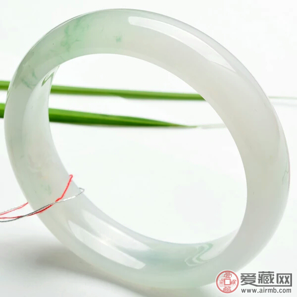 冰糯种翡翠镯子价格贵吗 冰糯种翡翠镯子价格贵吗
