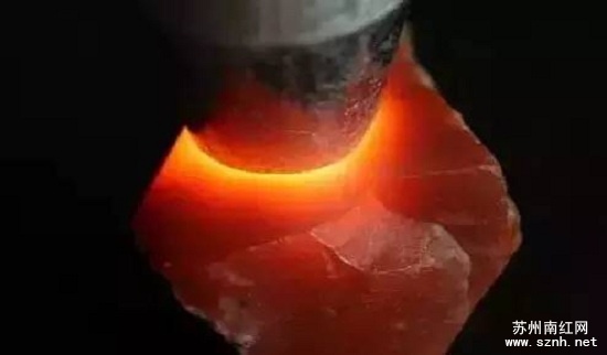 鉴别南红玛瑙为什么光照很重要?