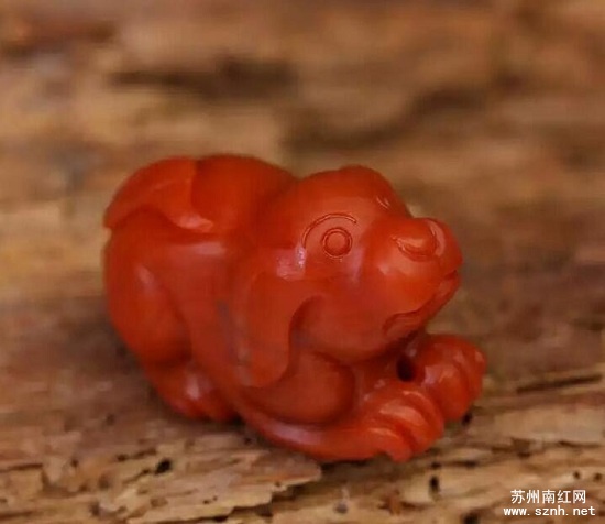 福狗题材南红雕件的文化寓意 福狗题材南红雕件的文化寓意